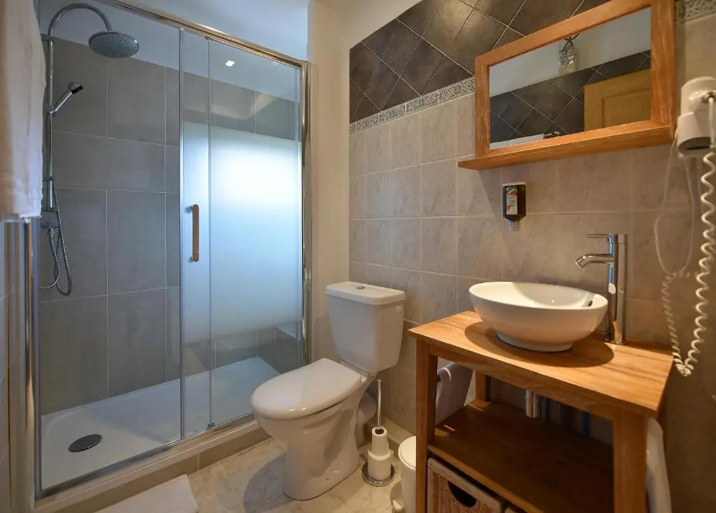 海景經典雙人房，配有大床。