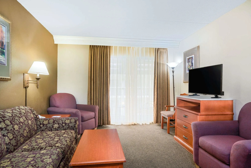 Ramada Hotel & Conference Center by Wyndham Plymouth - Général