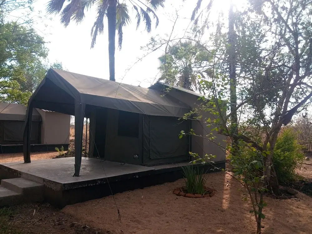 Royal South Luangwa Safaris Lodge
