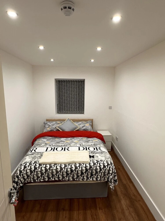6-bed 3-bath Home - Sleeps 14 & Free Parking — фото