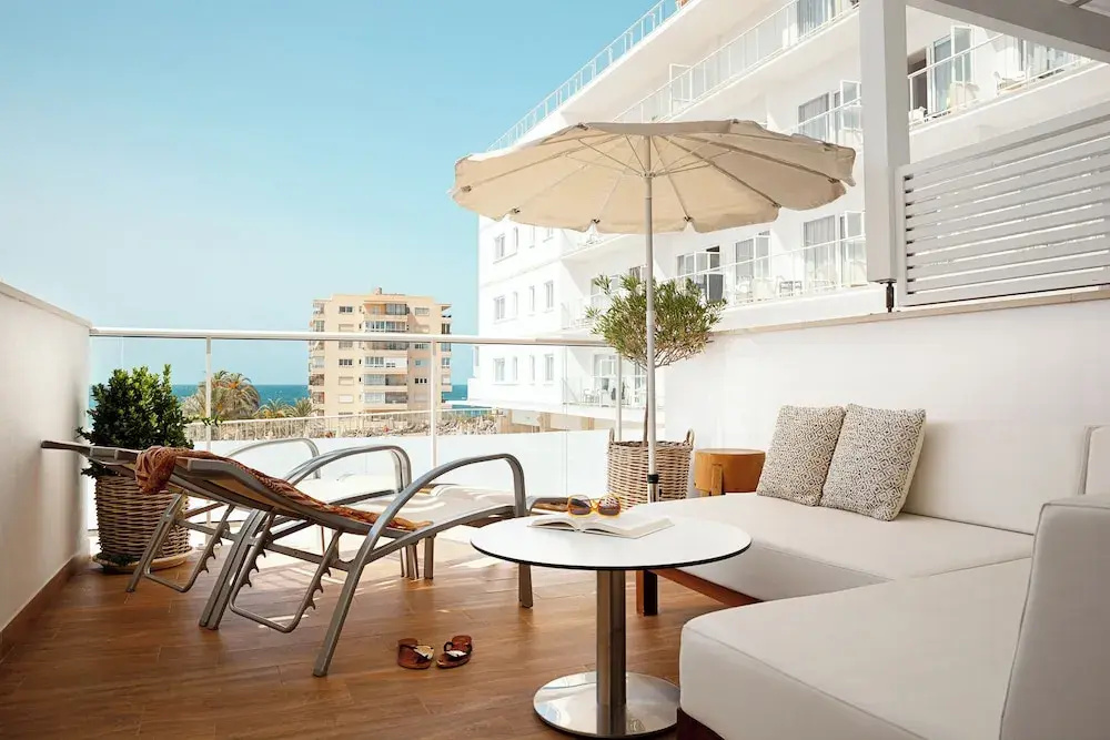 Superior Double room with balcony and with partial sea view (twin beds)