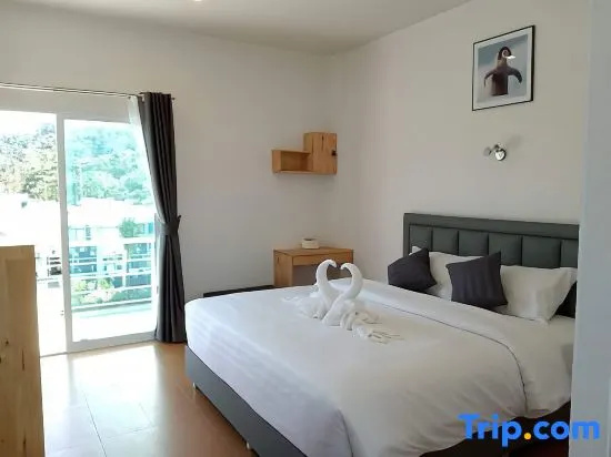 Deluxe room with pool view
