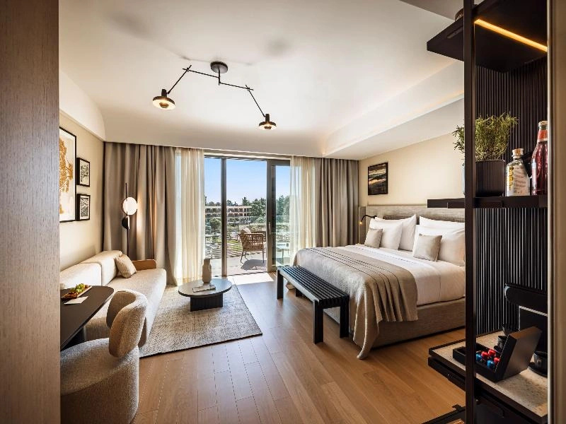Suite with balcony and with partial sea view
