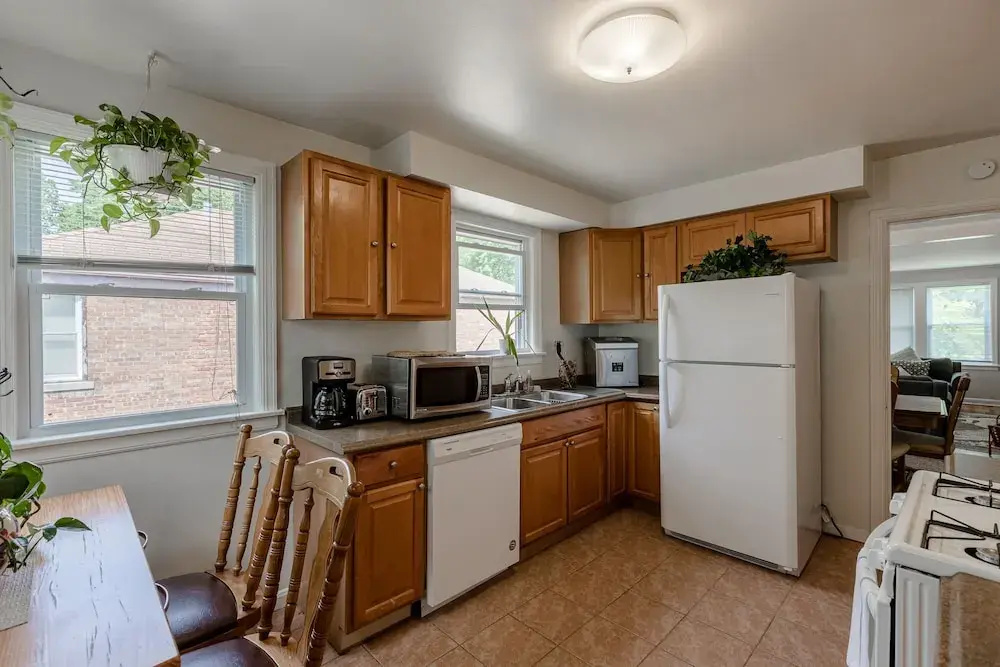 Bright and Charming 2 Bed Apartment in Evanston by AllSet Turnover - фото 11