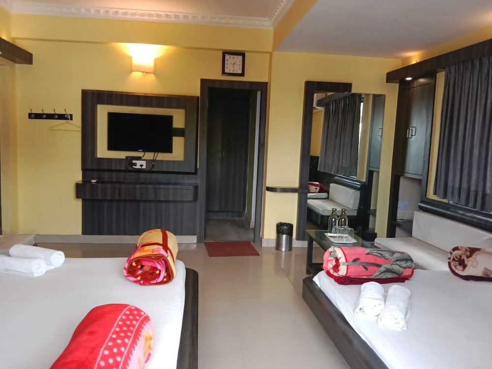 4 Bedrooms Standard Quadruple Family room with partial ocean view
