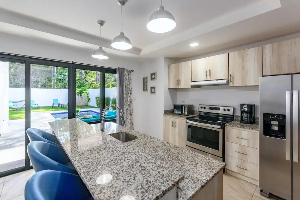 Brand-New 3-Bedroom with Pool Near Beach - фото 17