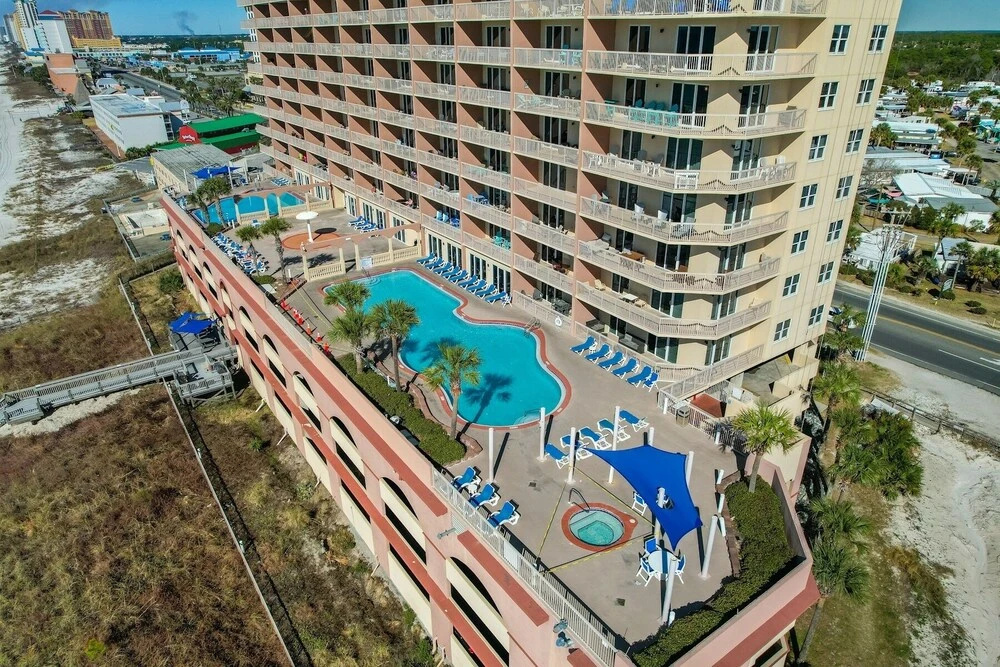 Sea-horsey 3 Bedroom Condo by RedAwning