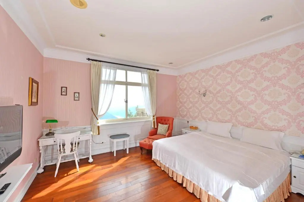 Standard Double room with lake view (full double bed)