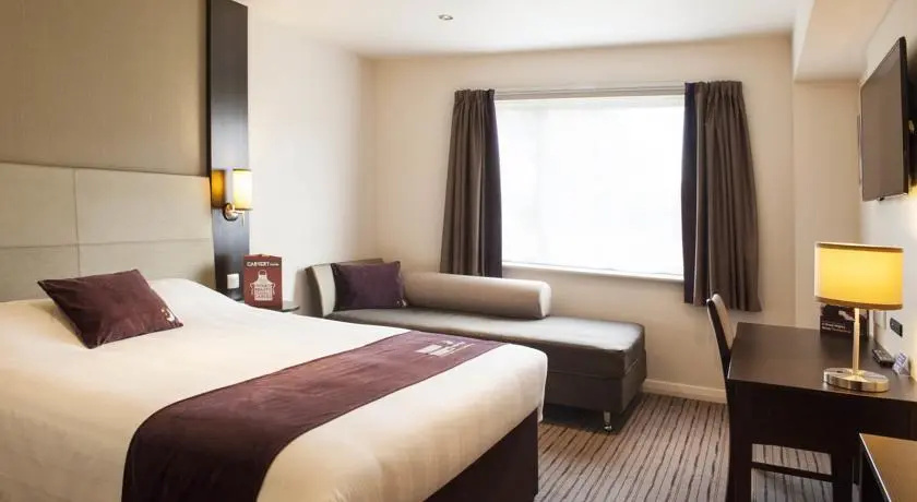 Premier Inn Heathrow M4/J4 — фото