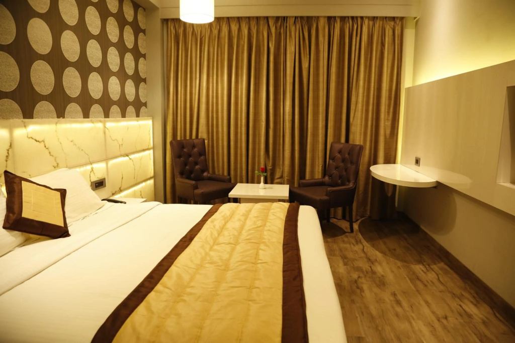 Hotel Orange — 4