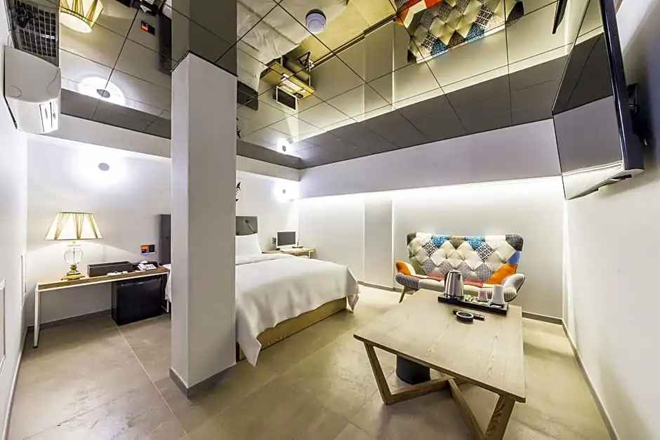 Deluxe Double room (full double bed)