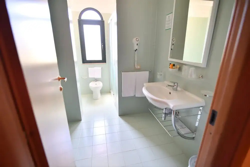 標準四人房，配有大床