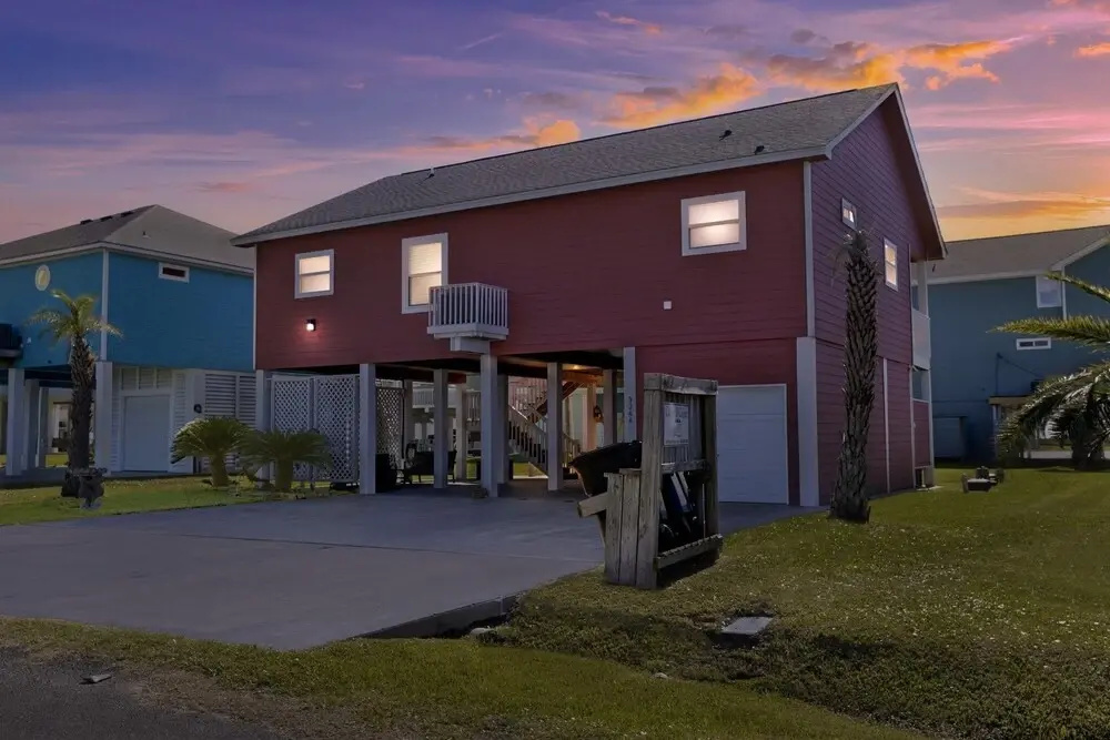 Coastal Cajun Getaway On The Beach! 3 Bedroom Home by Redawning