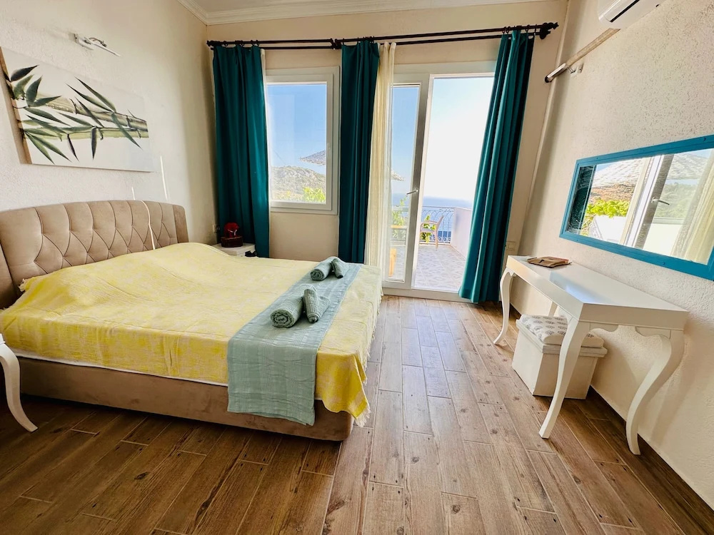 Deluxe Double room with balcony and with sea view (full double bed)