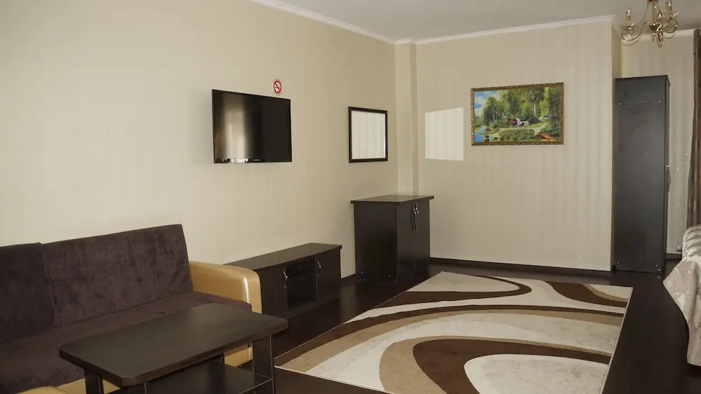 Люкс с красивым видом из окна в Home Hotel Astana