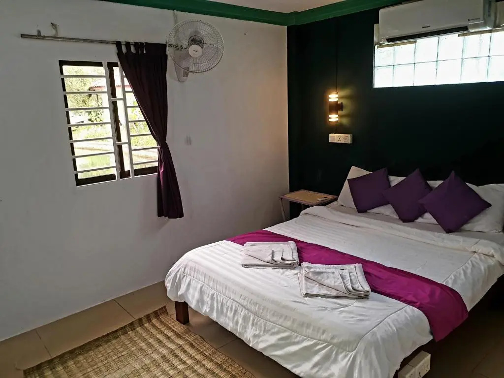 Deluxe Double room with pool view (full double bed)