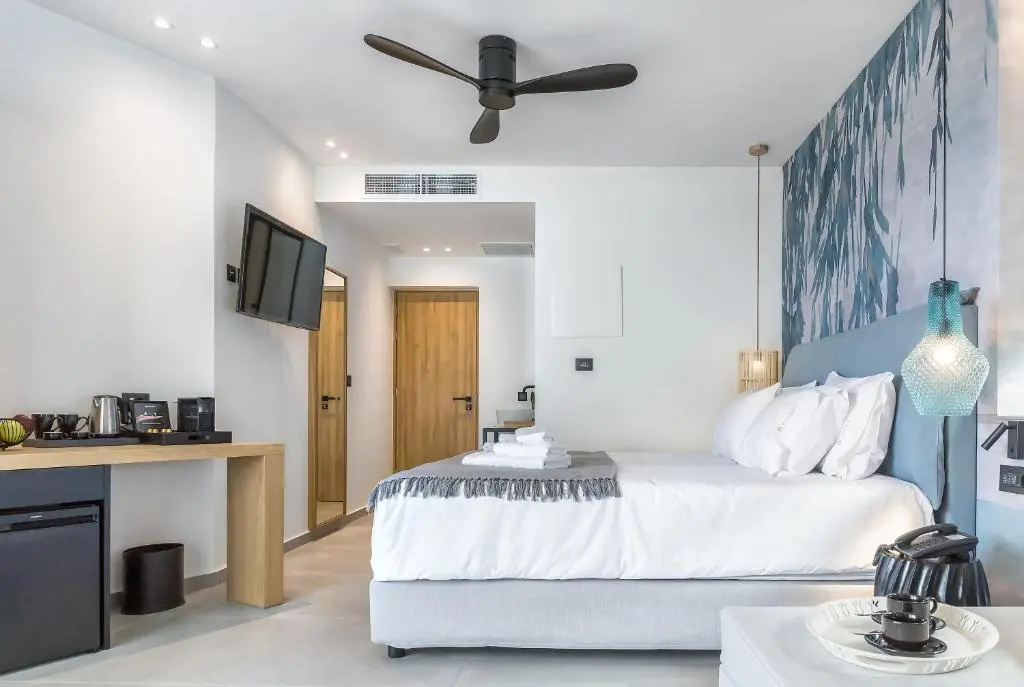 Deluxe Double room with side sea view (full double bed)