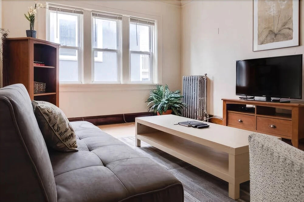 Large Beautiful One Bedroom on Brady St