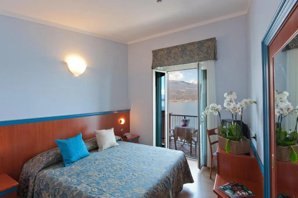 Superior Double room with lake view (full double bed)