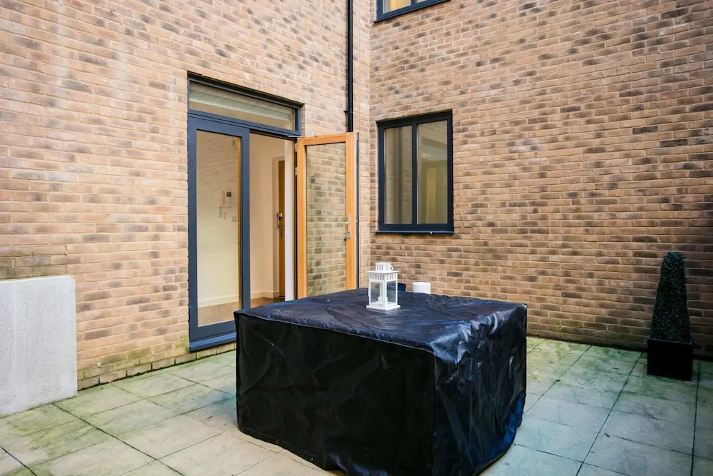2 Bedroom Flat with Patio Sleeps 4