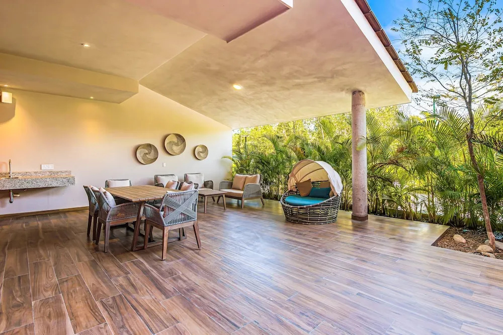 Peaceful Modern Condo With Rooftop Pool, Washer-dryer and Fitness Room