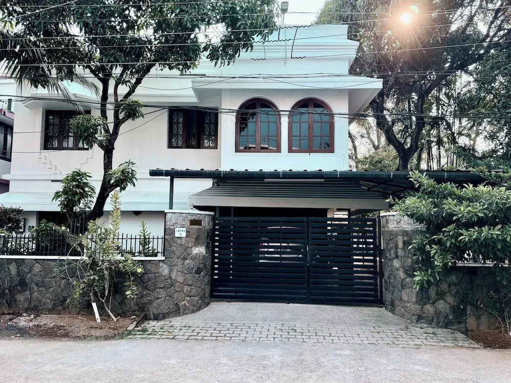 The Haven by Oshara Modern Kerala 3bhk AC Wifi Family Near Fort Kochi Parking