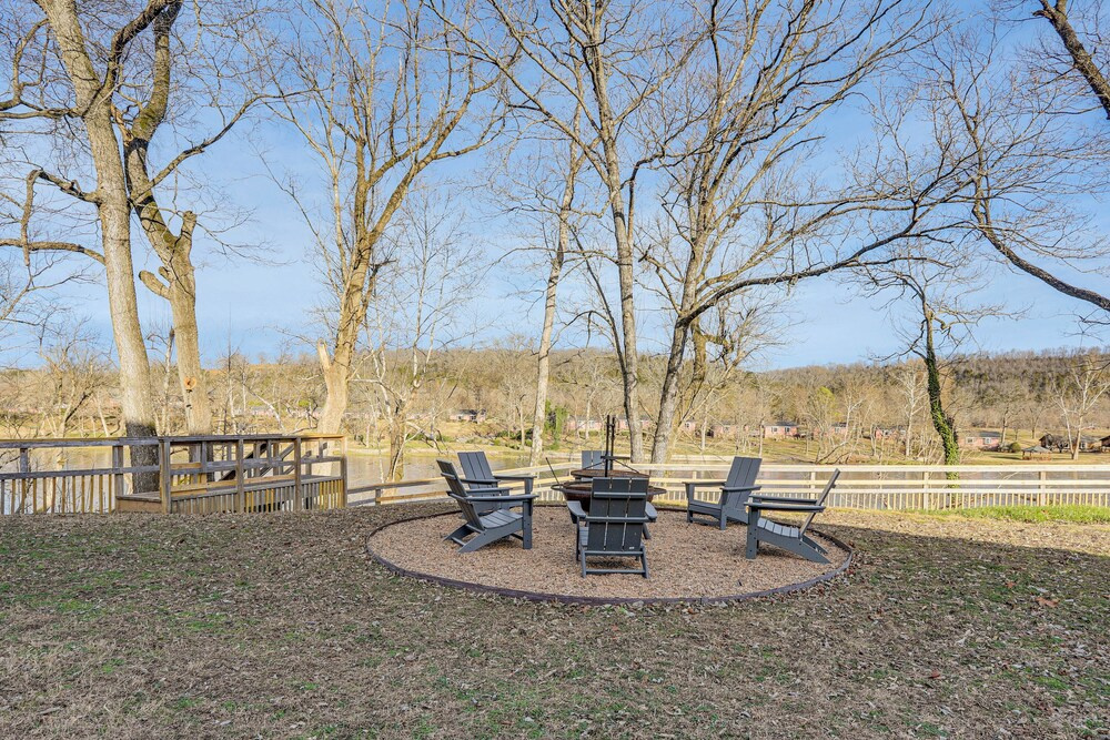 Fish the White River! Sleek Family Home in Flippin