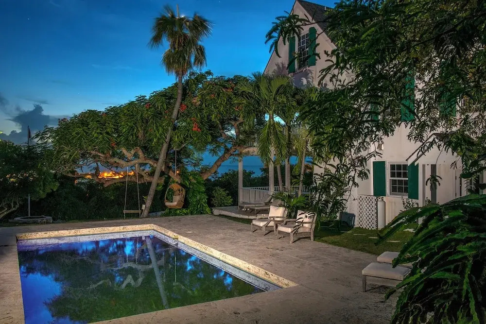 Pink Sands Paradise: Luxury Estate With Pool — фото 2