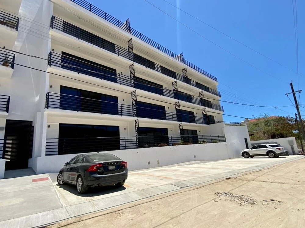 Beautiful New Condo Sea Breeze