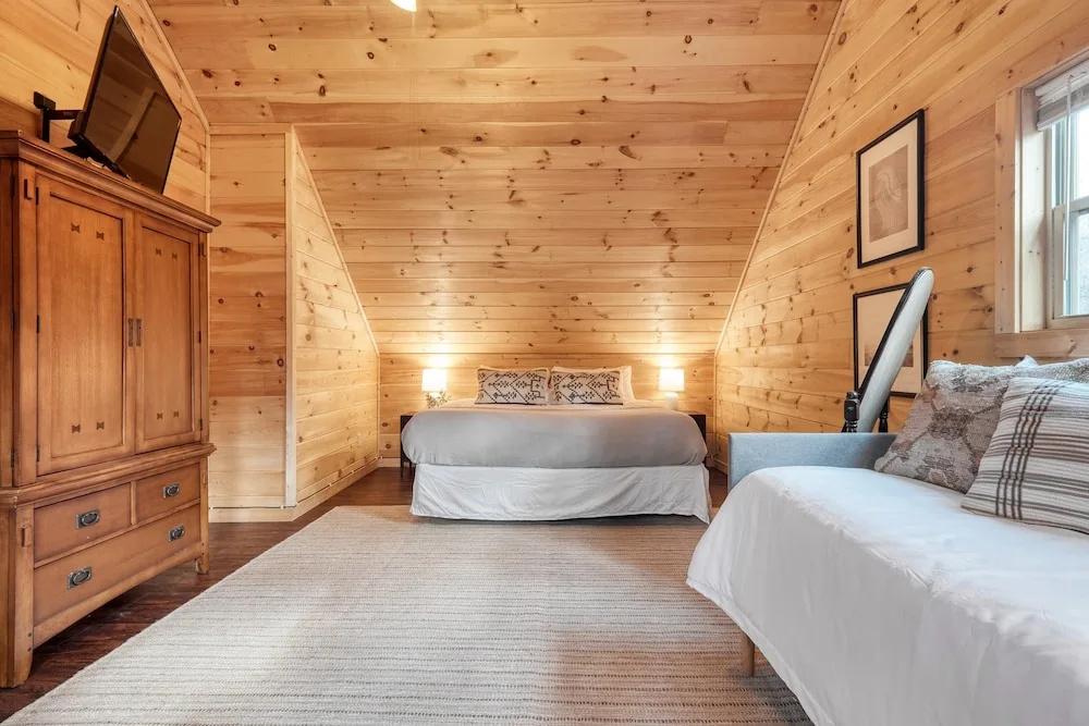 Ashberry by Avantstay Large Cabin Surrounded in Pine Tree w/ River Views & Game Room