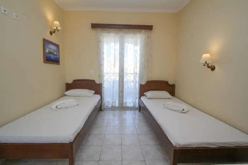 Double room with pool view (twin beds)