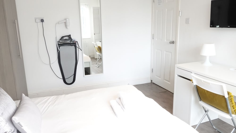 Отель Grand Airport Ensuites в Лондоне