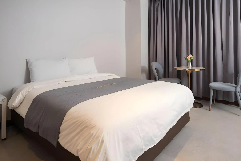 Cosmos Hotel — 4