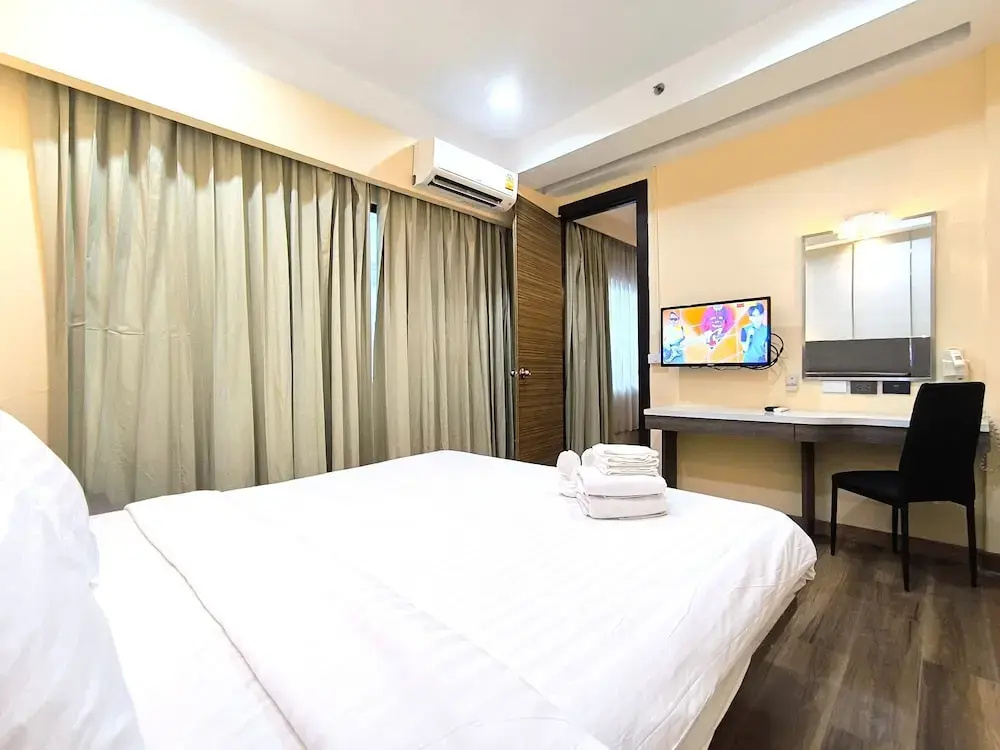 2 Bedrooms Standard Family room with city view