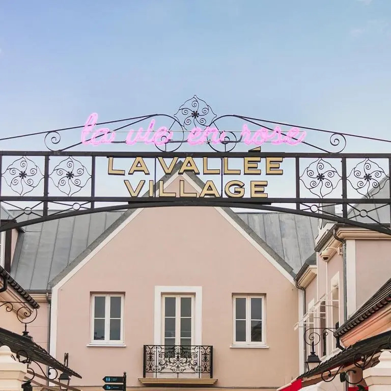 7 minutes Disney/Netflix/Terrace/Car park