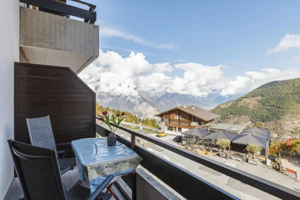 Centrally Placed ski in out Apartment Next to Lift