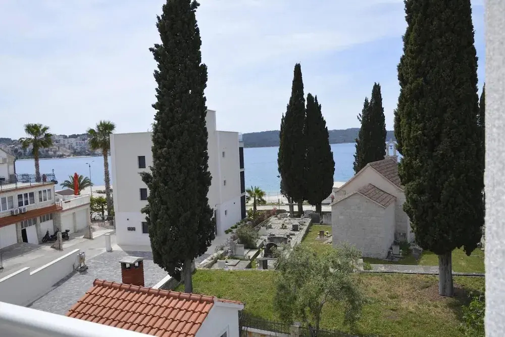 Remarkable 2-bed Apartment in Okrug Gornji