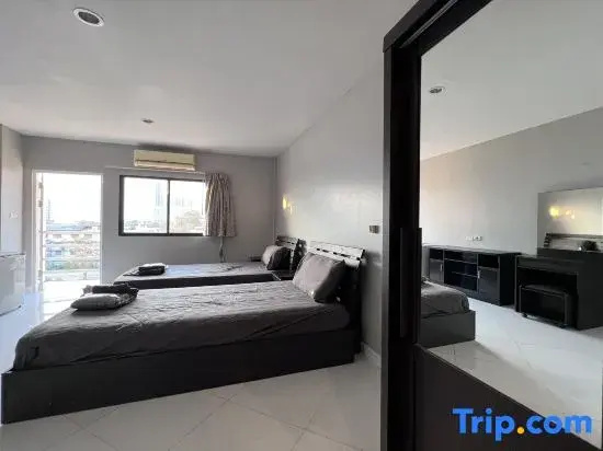 Deluxe room with balcony and with partial sea view