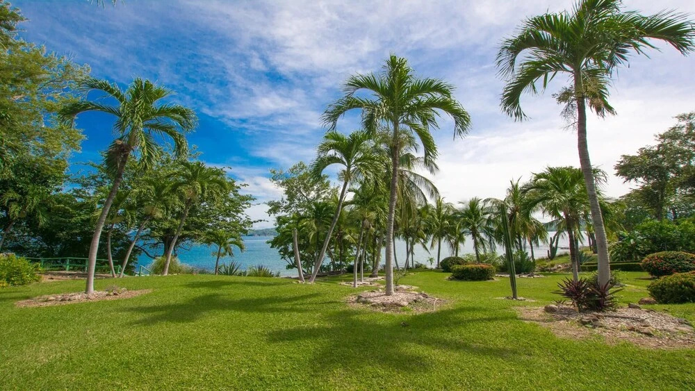 2-bedroom Beachfront Condo With Pool