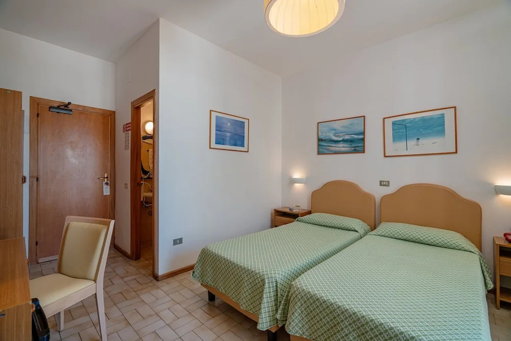 Classic Double room with balcony (full double bed)