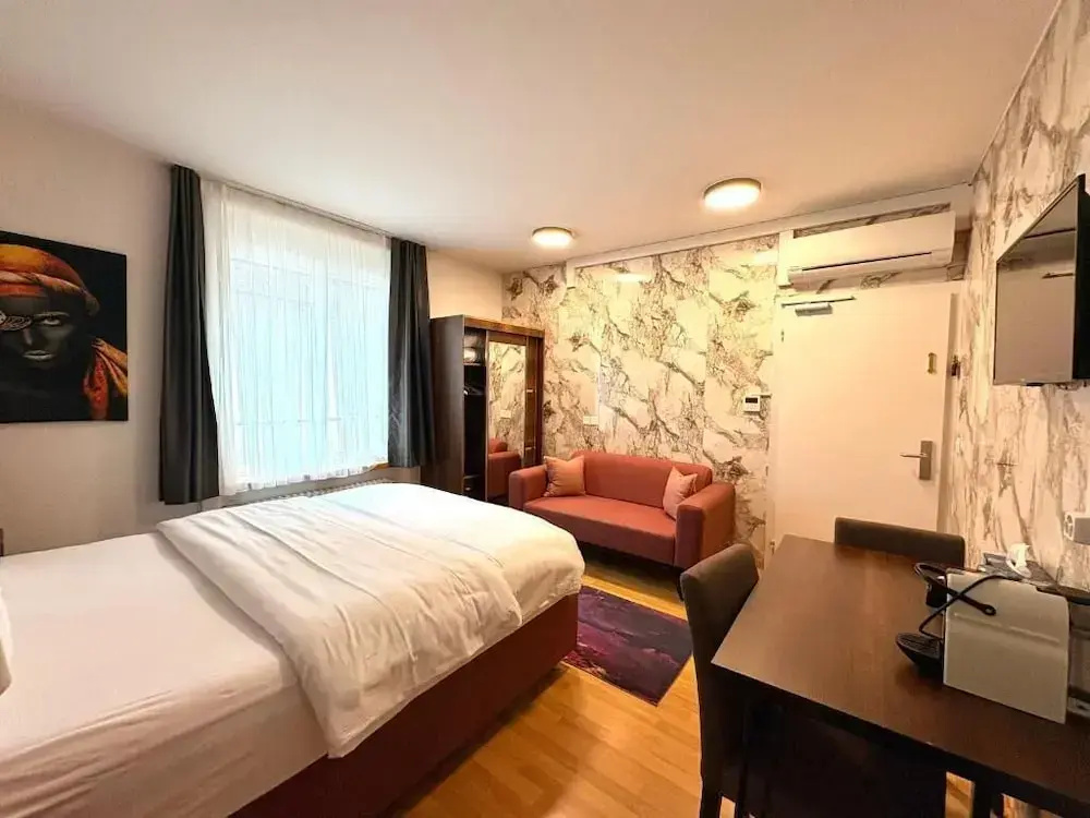 Economy Double room with courtyard view full double bed