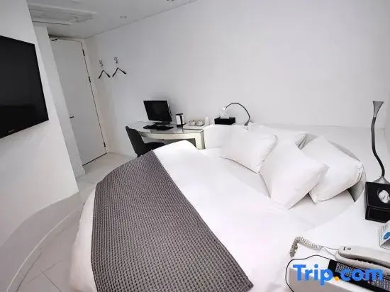 Double Suite (full double bed)