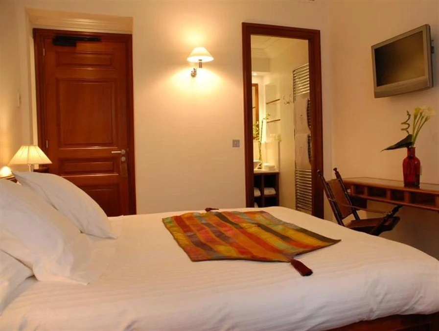 Classic Double room with city view (full double bed)