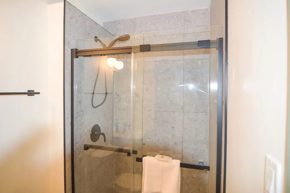 2 Bedrooms Suite with lake view