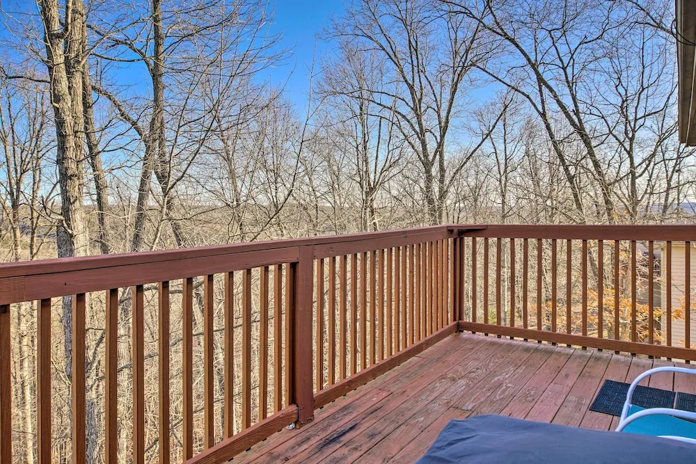 Walk-in Branson West Condo w/ Balcony, Pool Access