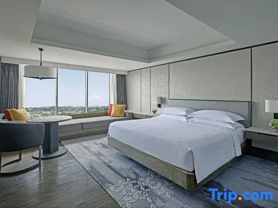1 Bedroom Double Club Junior Suite with pool view (full double bed)