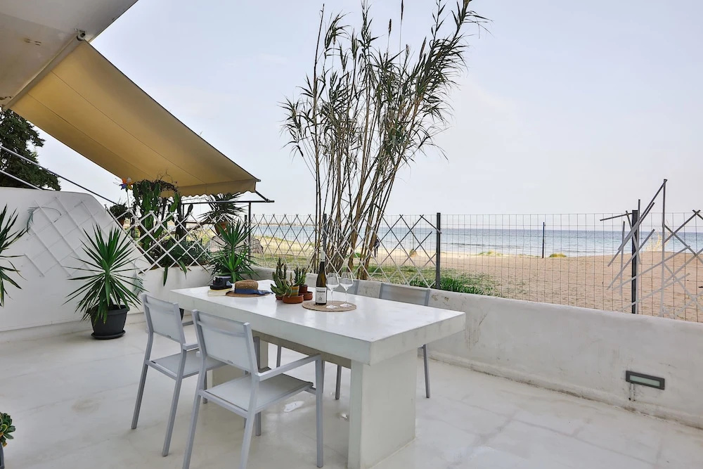 Penthouse & Apartments by the Sea near Airport