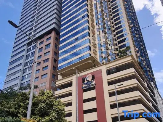 Condominium Studio Unit with 2 double Beds in Front of US Embassy