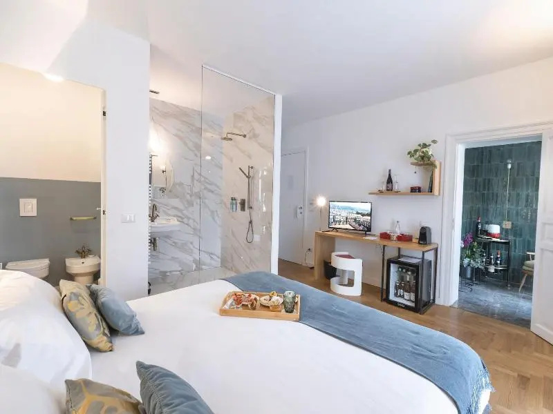 Double Suite (full double bed)