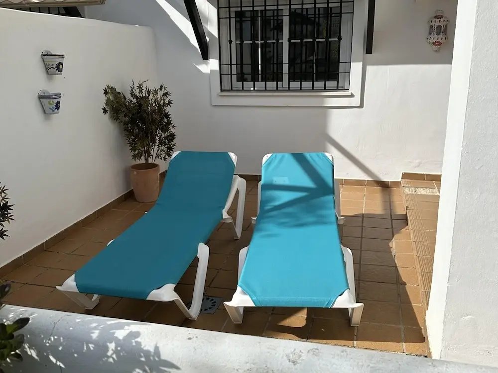 2 Bed-sleeps 4-private Patio-pool-aircon